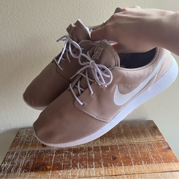 Nike mens Roshe 1 Sand White sneakers size 10.5 - Picture 3 of 12
